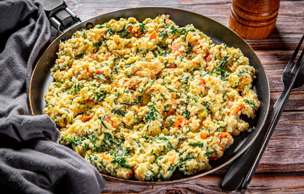 scrambled eggs with spinach and tomato 