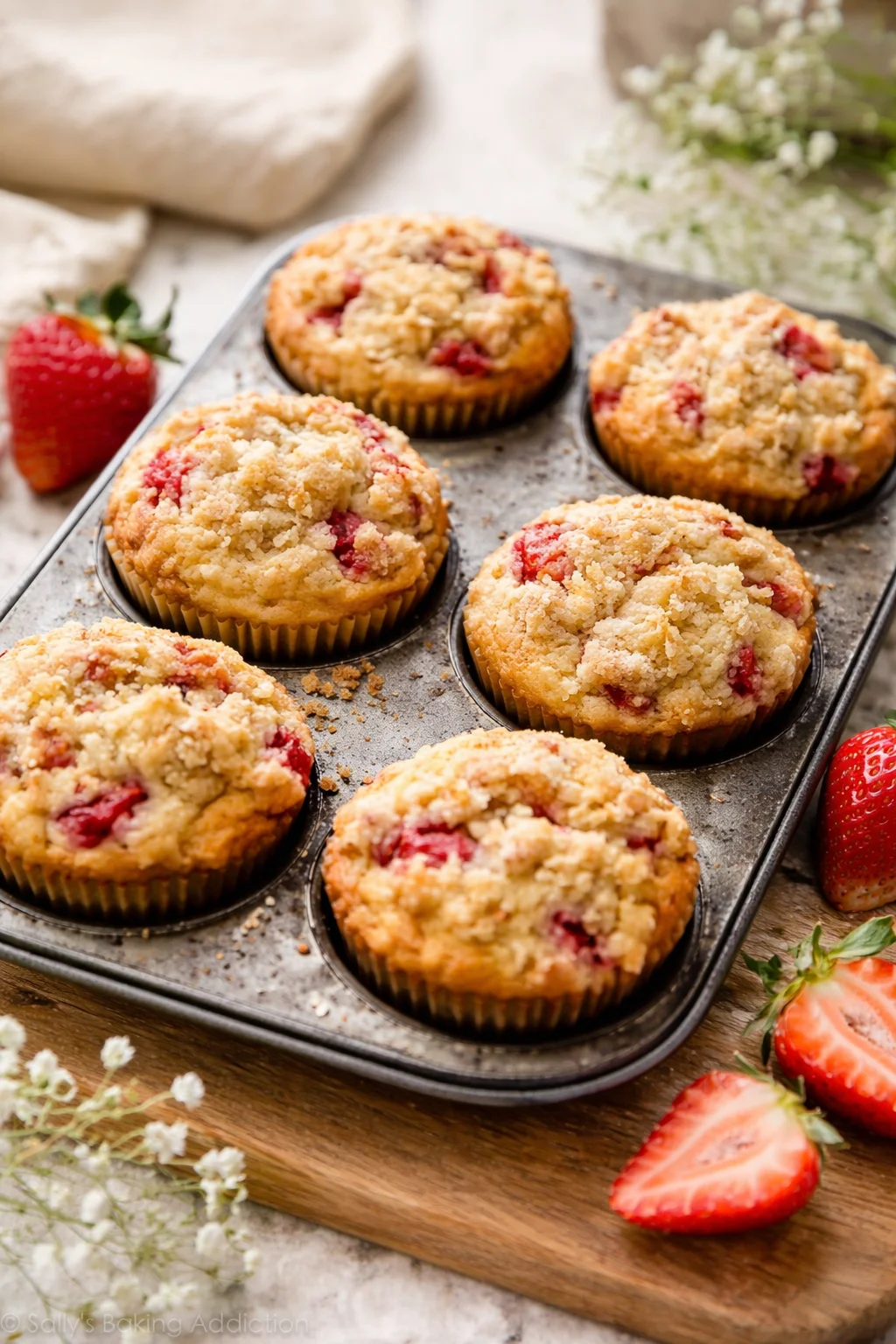 Delicious strawberry streusel muffins topped with crumbly streusel and fresh strawberries.